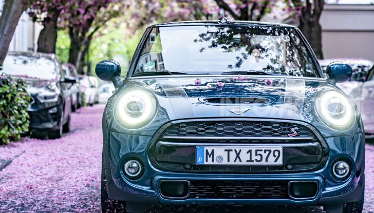 Mini Cooper Cabrio Sidewalk