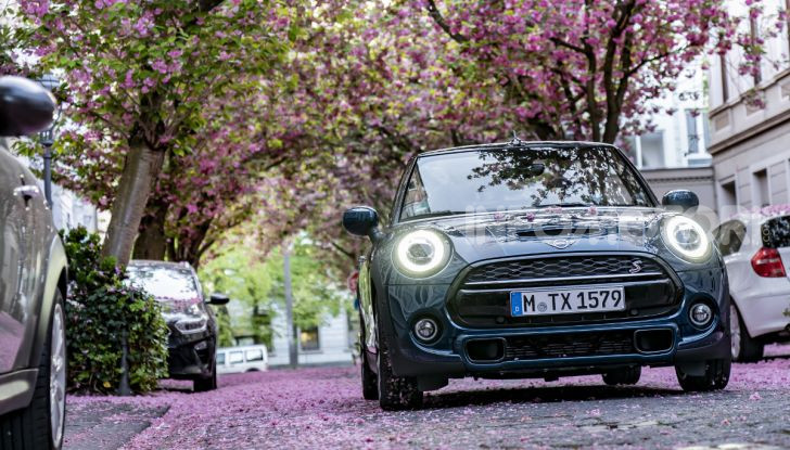 Mini Cooper Cabrio Sidewalk