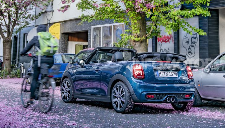 Mini Cooper Cabrio Sidewalk