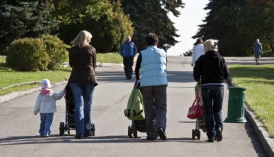 Coronavirus: il Viminale dà il via libera alle passeggiate con figli, anziani e disabili