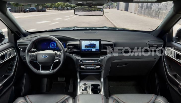 Ford Explorer Plug-In Hybrid: cuore ibrido per sette passeggeri - Foto 3 di 4