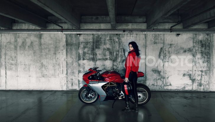 MV Agusta Superveloce 800: due nuove livree per la superbike neo-retro - Foto 1 di 6