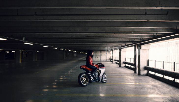 MV Agusta Superveloce 800: due nuove livree per la superbike neo-retro - Foto 3 di 6