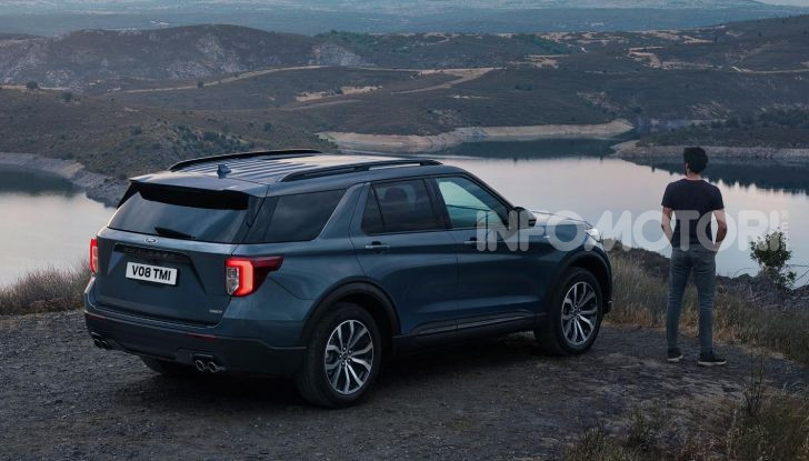 Ford Explorer Plug-In Hybrid: cuore ibrido per sette passeggeri - Foto 1 di 4