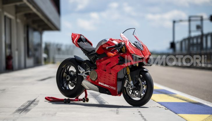 LEGO Technic: ecco la Ducati Panigale V4 R in mattoncini  in scala 1-1 - Foto 7 di 9