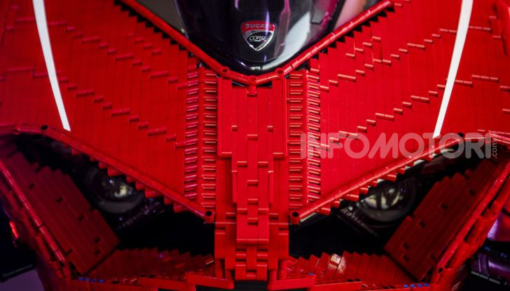 LEGO Technic: ecco la Ducati Panigale V4 R in mattoncini  in scala 1-1 - Foto 9 di 9
