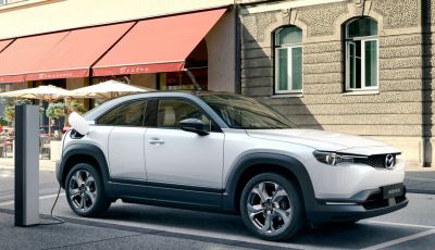 Mazda MX-30: linee pulite e autonomia da 200 km