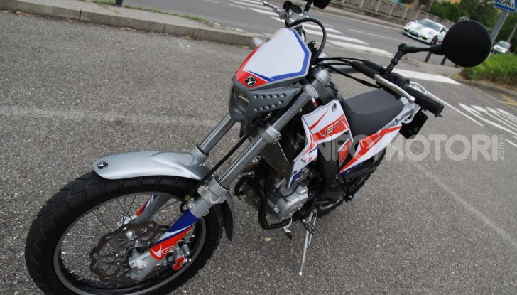 Prova Vent Scrambler 125: la piccola offroad adatta anche nel traffico - Foto 12 di 32