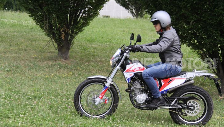 Prova Vent Scrambler 125: la piccola offroad adatta anche nel traffico - Foto 31 di 32