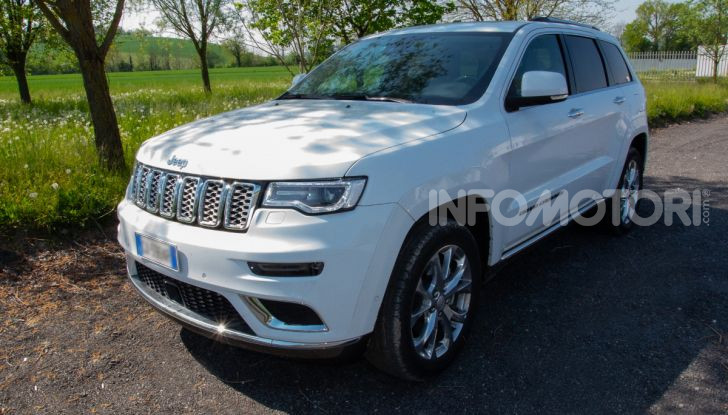 Guida green: 5 consigli per mettersi al volante di un’auto elettrica Clicca qui per scaricare le immagini relative Milano, 20 luglio 2020 - Grazie al via libera all’estensione degli incentivi per le auto elettriche, che passa da 6 mila a 10 mila euro fino al 31 dicembre, la guida green vede un forte rilancio. Il trend delle vendite di auto elettriche è decisamente in aumento: attualmente nel mondo ci sono più di 7 milioni di veicoli elettrici per passeggeri o merci (erano 1,5 nel 2016), di cui più di 3 milioni in Cina, e quasi 2 milioni in Europa dove svetta il primato della Norvegia. Una volta al volante di un’auto elettrica, si scopre che presenta alcune differenze rispetto a quelle a benzina o a gasolio. Ad esempio, non ha il cambio (a meno che non si parli di una Porsche Taycan o qualche supercar), scarica a terra tutta la coppia in modo fulmineo a partire da zero giri, ha baricentro molto basso e non fa rumore. Per sentirsi a proprio agio al volante di un’auto elettrica automobile.it, sito di annunci di auto usate, nuove, Km 0 e a noleggio di proprietà del gruppo eBay, presenta 5 consigli per la guida green riassunti anche nel divertente video tutorial di Fjona Cakalli. Come si accende un’auto elettrica Una volta raggiunto il posto guida, si deve premere il pulsante di start per accendere l’auto. Sulle Tesla no, perché si accendono in automatico quando rilevano la presenza di una persona a bordo. La cosa da tenere a mente è che un’auto elettrica una volta accesa è perfettamente silenziosa. Per essere certi dell’avvio si può fare affidamento su diversi metodi come per esempio guardare l’illuminazione del quadro strumenti, controllare su alcuni modelli l’apposita spia con scritto “Ready” o se si attivano musichette segnaletiche ad hoc. Queste indicazioni che in un primo momento possono sembrare semplici in realtà sono da tenere presenti perchè a molti è già capitato di premere di nuovo il tasto di accensione spegnendo la macchina non accorgendosi dell’accensione alla guida di un’auto che non fa rumore. Come si accelera con un’auto elettrica Superato il primo scoglio, non resta che inserire la marcia e partire. Anche se, bisogna ricordare, le auto elettriche non hanno un cambio vero e proprio. Eppure, per gestire le varie modalità di guida (Parking, Drive, Retro), hanno spesso una leva che ricorda molto da vicino quella di una trasmissione automatica tradizionale. Inserita la marcia, si preme sul pedale dell’acceleratore. E qui, di nuovo, l’auto elettrica mette in mostra la propria natura. Per quanto si pensi che le vetture a batteria siano pensate per risparmiare e per non inquinare, basta guidarne una per accorgersi subito che sono generalmente molto scattanti. Il motore, infatti, non ha ritardi nel trasferire coppia e potenza alle ruote: lo fa in modo istantaneo ed eroga il massimo della trazione fin dal minimo. Quindi, il consiglio, è quello di accelerare con cautela, in modo da non essere sbalzati in avanti con inutili sprechi di energia e una bella sforbiciata al comfort. Bisogna in un certo senso imparare ad accelerare in modo progressivo per godere dell’enorme fluidità con cui un’auto a zero emissioni si lascia condurre. Attenti ai limiti di velocità Un’auto elettrica, si è detto, non fa rumore. Tanto che una legge Europea ha obbligato le Case a dotare i nuovi modelli di un suono artificiale che devono emettere fino a 20 km/h. Poi, fruscii e rumori di rotolamento, iniziano a rendere udibile l’auto anche ai più distratti. C’è un secondo problema, oltre a quello dei pedoni che sbucano all’improvviso senza guardare, ed è quello inerente i limiti di velocità. L’auto elettrica è scattante, silenziosa e senza cambio. Facile trovarsi ad andare oltre il consentito se non si presta attenzione al tachimetro. Come si frena con un’auto elettrica C’è un aspetto della guida di un’auto elettrica che è davvero differente da una vettura con motore a combustione interna. È la frenata. Su una vettura a batteria, quando si frena, si sfrutta l’energia cinetica dell’auto per ricaricare la batteria. Avviene anche quando si lascia l’acceleratore. Si avverte un attrito maggiore delle componenti meccaniche e si rallenta molto più in fretta. Sfruttare al massimo queste fasi permette di gestire in modo molto più efficiente la batteria e, in sintesi, di percorrere più strada. La frenata rigenerativa, questo il nome del fenomeno, può essere generalmente impostata su vari livelli e, se messa al massimo, rallenta l’auto in modo talmente vistoso da poter rendere inutile la pressione sul pedale del freno (si chiama one pedal drive). Per guidare correttamente un’auto elettrica, conviene sempre prevedere dove ci si vorrà fermare e alzare il piede dall’acceleratore con anticipo, in modo da sfruttare una fase di rilascio più duratura. Viceversa, inutile se non dannoso, arrivare al semaforo o allo stop a velocità sostenuta e poi premere bruscamente il freno per arrestarsi in tempo utile. Come si affrontano viaggi lunghi con un’auto elettrica La guida “one pedal” dà i frutti più consistenti in città. È nella guida urbana, infatti, che l’auto elettrica consuma meno energia. Dove invece il consumo energetico è maggiore è in autostrada. Eppure, grazie a batterie sempre più capienti e powertrain efficienti, le auto elettriche possono ormai essere usate anche per viaggi lunghi, magari con qualche accortezza. La prima, fondamentale, è quella di programmare il tragitto. Lo si può fare prima di partire, controllando lo stato di carica dell’auto al via, le condizioni di traffico, la presenza di colonnine sulla strada. Nel caso, si può anche prenotare una ricarica in modo da raggiungere la stazione di rifornimento evitando brutte sorprese. Tutte queste operazioni possono essere svolte attraverso le app dedicate alla guida a zero emissioni che le Case hanno sviluppato per gestire al meglio i propri modelli a batteria anche in remoto. Sono comode, facili da utilizzare, e dialogano perfettamente con i sistemi di infotainment presenti a bordo, in modo che una volta in moto sia il navigatore dell’auto a gestire la marcia.