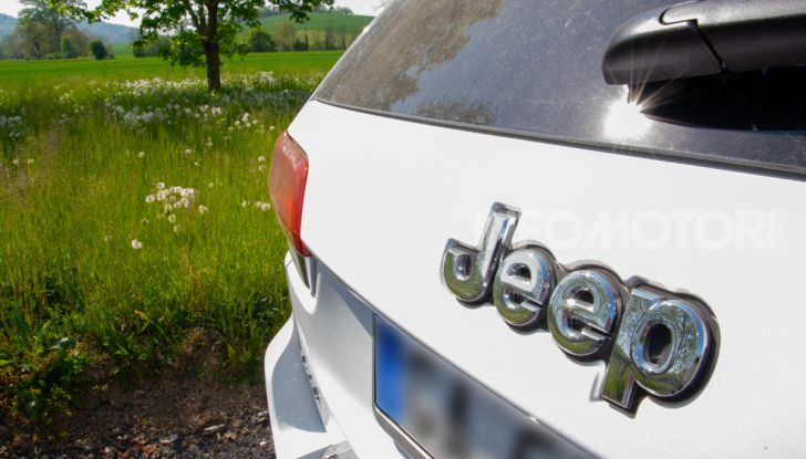 Guida green: 5 consigli per mettersi al volante di un’auto elettrica Clicca qui per scaricare le immagini relative Milano, 20 luglio 2020 - Grazie al via libera all’estensione degli incentivi per le auto elettriche, che passa da 6 mila a 10 mila euro fino al 31 dicembre, la guida green vede un forte rilancio. Il trend delle vendite di auto elettriche è decisamente in aumento: attualmente nel mondo ci sono più di 7 milioni di veicoli elettrici per passeggeri o merci (erano 1,5 nel 2016), di cui più di 3 milioni in Cina, e quasi 2 milioni in Europa dove svetta il primato della Norvegia. Una volta al volante di un’auto elettrica, si scopre che presenta alcune differenze rispetto a quelle a benzina o a gasolio. Ad esempio, non ha il cambio (a meno che non si parli di una Porsche Taycan o qualche supercar), scarica a terra tutta la coppia in modo fulmineo a partire da zero giri, ha baricentro molto basso e non fa rumore. Per sentirsi a proprio agio al volante di un’auto elettrica automobile.it, sito di annunci di auto usate, nuove, Km 0 e a noleggio di proprietà del gruppo eBay, presenta 5 consigli per la guida green riassunti anche nel divertente video tutorial di Fjona Cakalli. Come si accende un’auto elettrica Una volta raggiunto il posto guida, si deve premere il pulsante di start per accendere l’auto. Sulle Tesla no, perché si accendono in automatico quando rilevano la presenza di una persona a bordo. La cosa da tenere a mente è che un’auto elettrica una volta accesa è perfettamente silenziosa. Per essere certi dell’avvio si può fare affidamento su diversi metodi come per esempio guardare l’illuminazione del quadro strumenti, controllare su alcuni modelli l’apposita spia con scritto “Ready” o se si attivano musichette segnaletiche ad hoc. Queste indicazioni che in un primo momento possono sembrare semplici in realtà sono da tenere presenti perchè a molti è già capitato di premere di nuovo il tasto di accensione spegnendo la macchina non accorgendosi dell’accensione alla guida di un’auto che non fa rumore. Come si accelera con un’auto elettrica Superato il primo scoglio, non resta che inserire la marcia e partire. Anche se, bisogna ricordare, le auto elettriche non hanno un cambio vero e proprio. Eppure, per gestire le varie modalità di guida (Parking, Drive, Retro), hanno spesso una leva che ricorda molto da vicino quella di una trasmissione automatica tradizionale. Inserita la marcia, si preme sul pedale dell’acceleratore. E qui, di nuovo, l’auto elettrica mette in mostra la propria natura. Per quanto si pensi che le vetture a batteria siano pensate per risparmiare e per non inquinare, basta guidarne una per accorgersi subito che sono generalmente molto scattanti. Il motore, infatti, non ha ritardi nel trasferire coppia e potenza alle ruote: lo fa in modo istantaneo ed eroga il massimo della trazione fin dal minimo. Quindi, il consiglio, è quello di accelerare con cautela, in modo da non essere sbalzati in avanti con inutili sprechi di energia e una bella sforbiciata al comfort. Bisogna in un certo senso imparare ad accelerare in modo progressivo per godere dell’enorme fluidità con cui un’auto a zero emissioni si lascia condurre. Attenti ai limiti di velocità Un’auto elettrica, si è detto, non fa rumore. Tanto che una legge Europea ha obbligato le Case a dotare i nuovi modelli di un suono artificiale che devono emettere fino a 20 km/h. Poi, fruscii e rumori di rotolamento, iniziano a rendere udibile l’auto anche ai più distratti. C’è un secondo problema, oltre a quello dei pedoni che sbucano all’improvviso senza guardare, ed è quello inerente i limiti di velocità. L’auto elettrica è scattante, silenziosa e senza cambio. Facile trovarsi ad andare oltre il consentito se non si presta attenzione al tachimetro. Come si frena con un’auto elettrica C’è un aspetto della guida di un’auto elettrica che è davvero differente da una vettura con motore a combustione interna. È la frenata. Su una vettura a batteria, quando si frena, si sfrutta l’energia cinetica dell’auto per ricaricare la batteria. Avviene anche quando si lascia l’acceleratore. Si avverte un attrito maggiore delle componenti meccaniche e si rallenta molto più in fretta. Sfruttare al massimo queste fasi permette di gestire in modo molto più efficiente la batteria e, in sintesi, di percorrere più strada. La frenata rigenerativa, questo il nome del fenomeno, può essere generalmente impostata su vari livelli e, se messa al massimo, rallenta l’auto in modo talmente vistoso da poter rendere inutile la pressione sul pedale del freno (si chiama one pedal drive). Per guidare correttamente un’auto elettrica, conviene sempre prevedere dove ci si vorrà fermare e alzare il piede dall’acceleratore con anticipo, in modo da sfruttare una fase di rilascio più duratura. Viceversa, inutile se non dannoso, arrivare al semaforo o allo stop a velocità sostenuta e poi premere bruscamente il freno per arrestarsi in tempo utile. Come si affrontano viaggi lunghi con un’auto elettrica La guida “one pedal” dà i frutti più consistenti in città. È nella guida urbana, infatti, che l’auto elettrica consuma meno energia. Dove invece il consumo energetico è maggiore è in autostrada. Eppure, grazie a batterie sempre più capienti e powertrain efficienti, le auto elettriche possono ormai essere usate anche per viaggi lunghi, magari con qualche accortezza. La prima, fondamentale, è quella di programmare il tragitto. Lo si può fare prima di partire, controllando lo stato di carica dell’auto al via, le condizioni di traffico, la presenza di colonnine sulla strada. Nel caso, si può anche prenotare una ricarica in modo da raggiungere la stazione di rifornimento evitando brutte sorprese. Tutte queste operazioni possono essere svolte attraverso le app dedicate alla guida a zero emissioni che le Case hanno sviluppato per gestire al meglio i propri modelli a batteria anche in remoto. Sono comode, facili da utilizzare, e dialogano perfettamente con i sistemi di infotainment presenti a bordo, in modo che una volta in moto sia il navigatore dell’auto a gestire la marcia.