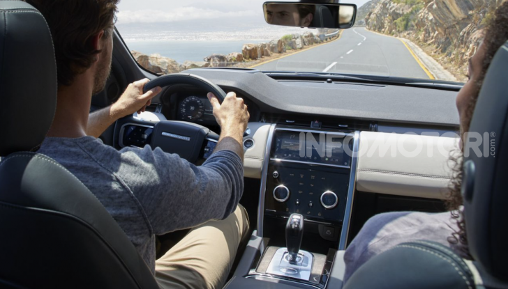 Land Rover Discovery Sport: arriva anche la versione Black - Foto 5 di 9