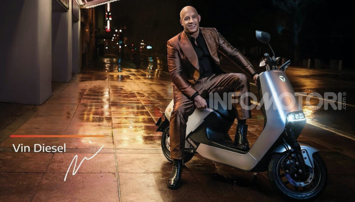 Vin Diesel diventa Fast, Furious & Green in sella allo scooter Yadea G5 - Foto 1 di 7