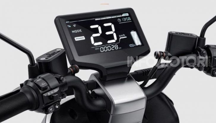 Vin Diesel diventa Fast, Furious & Green in sella allo scooter Yadea G5 - Foto 3 di 7