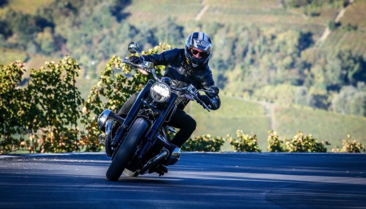 [VIDEO] Prova BMW R18: il boxer da 1.800cc che va oltre l’immaginazione - Foto 1 di 21