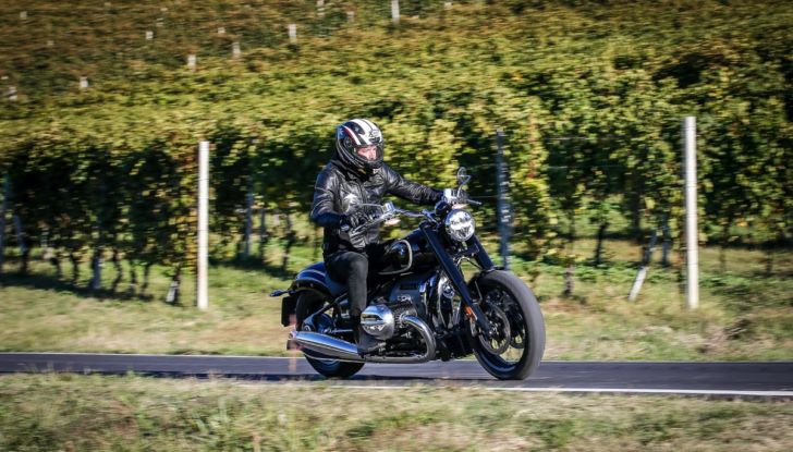 [VIDEO] Prova BMW R18: il boxer da 1.800cc che va oltre l’immaginazione - Foto 10 di 21