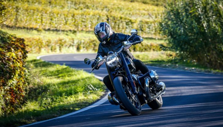[VIDEO] Prova BMW R18: il boxer da 1.800cc che va oltre l’immaginazione - Foto 2 di 21