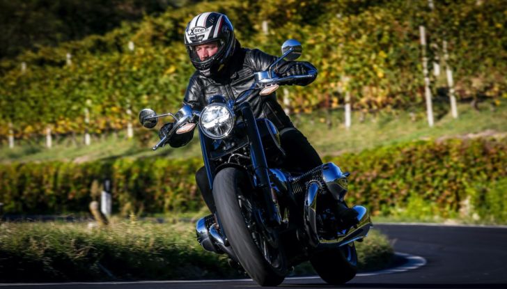 [VIDEO] Prova BMW R18: il boxer da 1.800cc che va oltre l’immaginazione - Foto 3 di 21