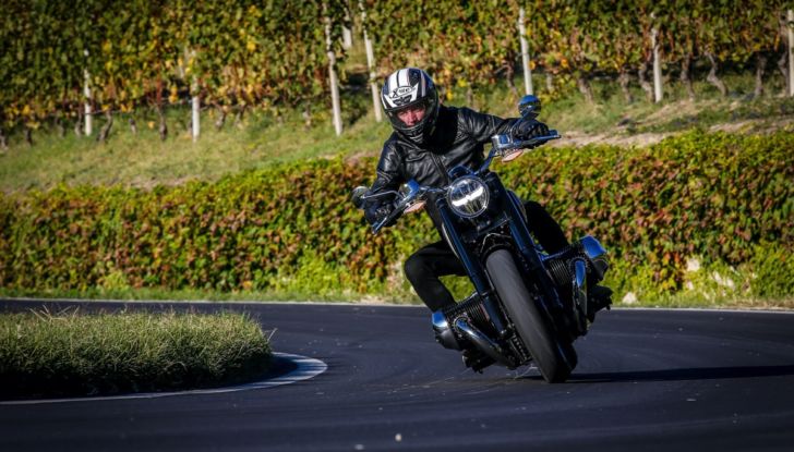 [VIDEO] Prova BMW R18: il boxer da 1.800cc che va oltre l’immaginazione - Foto 4 di 21