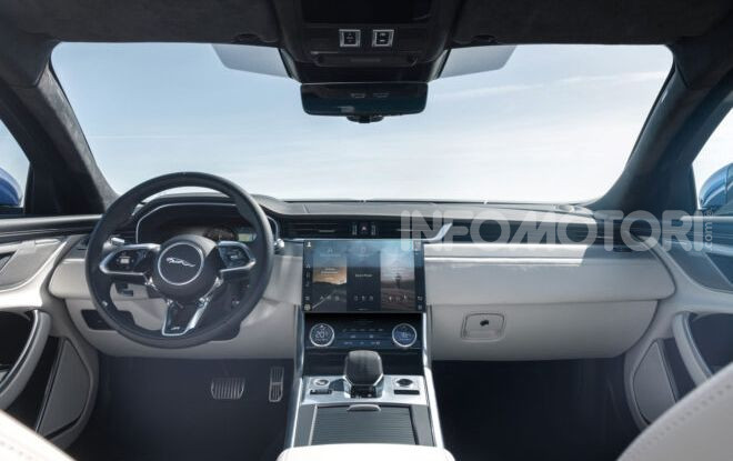 Jaguar XF 2021: il restyling porta la tecnologia mild hybrid - Foto 3 di 11