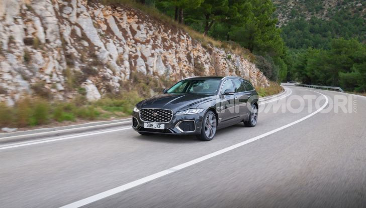 Jaguar XF 2021: il restyling porta la tecnologia mild hybrid - Foto 10 di 11