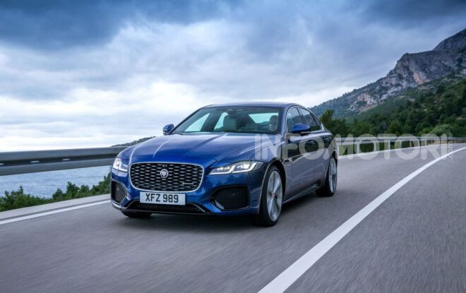 Jaguar XF 2021: il restyling porta la tecnologia mild hybrid - Foto 1 di 11