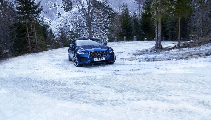 Jaguar XF 2021: il restyling porta la tecnologia mild hybrid - Foto 7 di 11