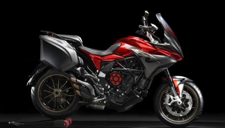 MV Agusta ed Herz danno il via al noleggio di Dragster Rosso e Turismo Veloce 800 Lusso SCS - Foto 12 di 13