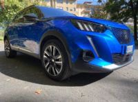 [VIDEO] Prova Peugeot e-2008: il SUV compatto francese che stupisce