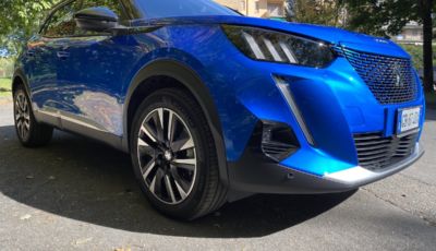[VIDEO] Prova Peugeot e-2008: il SUV compatto francese che stupisce