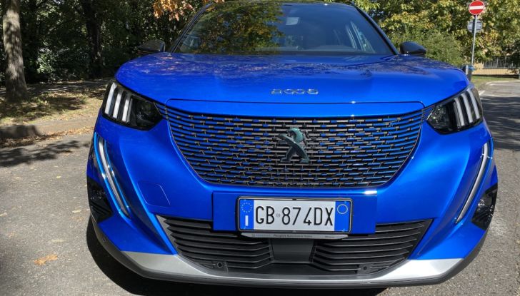 [VIDEO] Prova Peugeot e-2008: il SUV compatto francese che stupisce - Foto 11 di 20