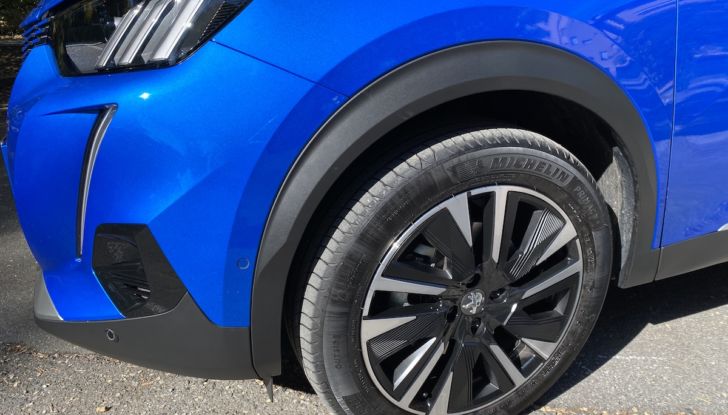 [VIDEO] Prova Peugeot e-2008: il SUV compatto francese che stupisce - Foto 12 di 20