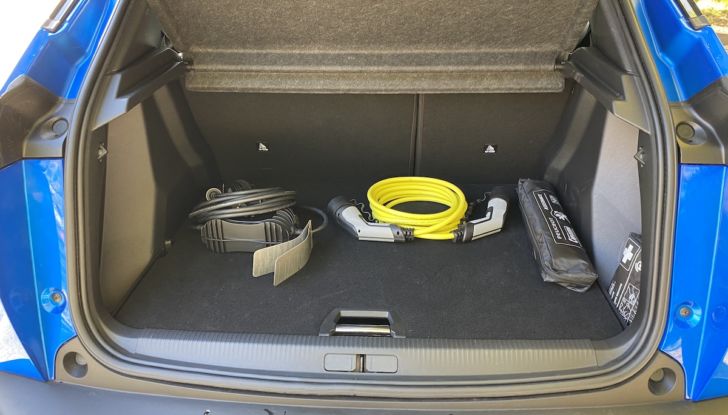 [VIDEO] Prova Peugeot e-2008: il SUV compatto francese che stupisce - Foto 13 di 20