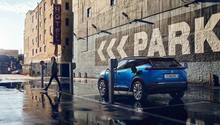 [VIDEO] Prova Peugeot e-2008: il SUV compatto francese che stupisce - Foto 18 di 20