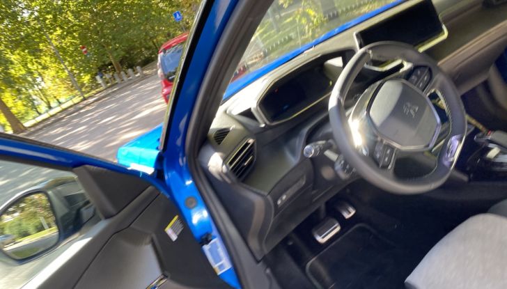 [VIDEO] Prova Peugeot e-2008: il SUV compatto francese che stupisce - Foto 2 di 20