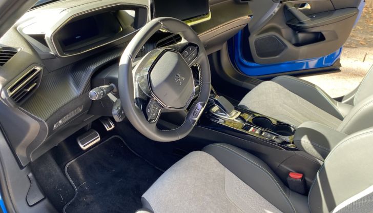 [VIDEO] Prova Peugeot e-2008: il SUV compatto francese che stupisce - Foto 3 di 20