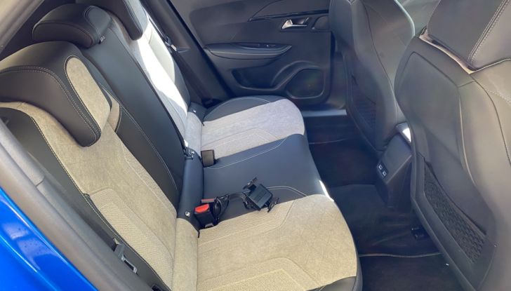 [VIDEO] Prova Peugeot e-2008: il SUV compatto francese che stupisce - Foto 4 di 20