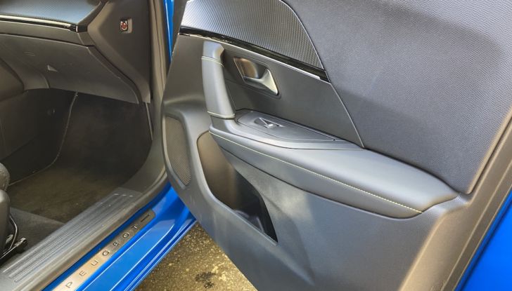 [VIDEO] Prova Peugeot e-2008: il SUV compatto francese che stupisce - Foto 5 di 20