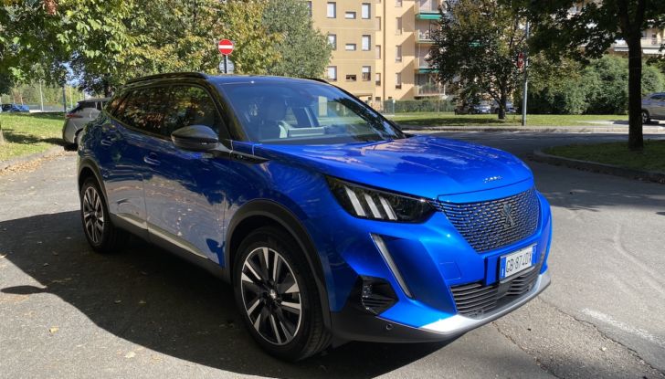 [VIDEO] Prova Peugeot e-2008: il SUV compatto francese che stupisce - Foto 9 di 20