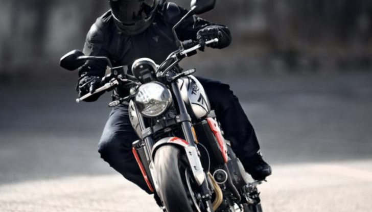 Triumph Trident 660: la roadster inglese scalda il motore - Foto 1 di 17