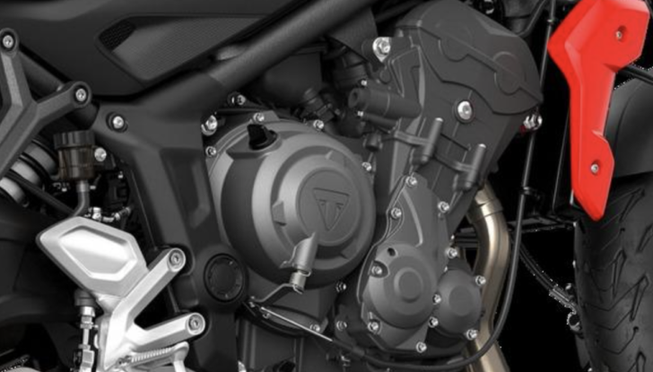 Triumph Trident 660: la roadster inglese scalda il motore - Foto 12 di 17