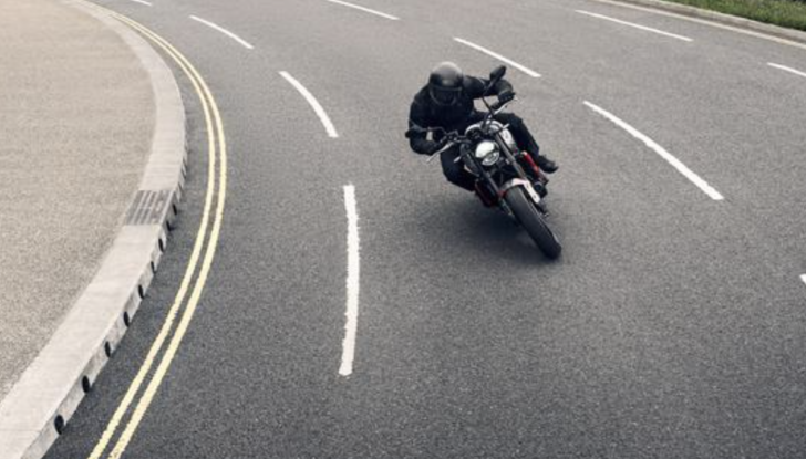 Triumph Trident 660: la roadster inglese scalda il motore - Foto 3 di 17