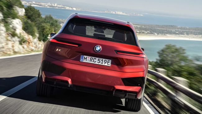 BMW iX: il nuovo SAV elettrico arriva a fine 2021