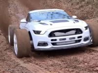 Ford MUDstang contro Ford Mustang: chi vince la scalata del fango?