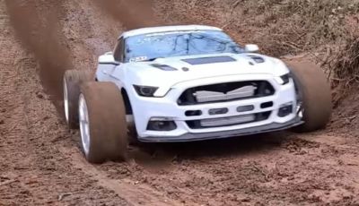 Ford MUDstang contro Ford Mustang: chi vince la scalata del fango?