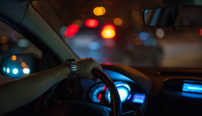 Patente auto: limiti per il trasporto passeggeri di notte per i neopatentati