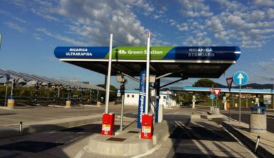 Colonnine elettriche in autostrada: arriva il via libera della Camera