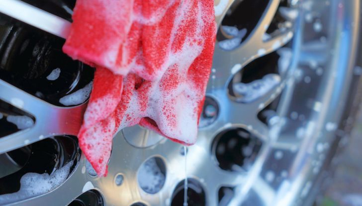 Pulire cerchi lega auto