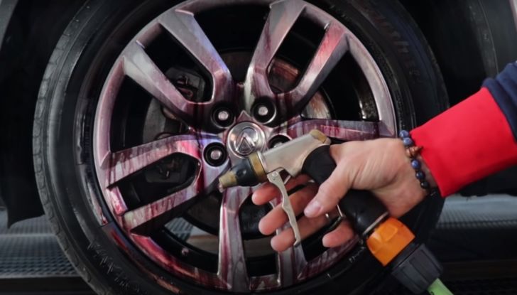 Pulire cerchi lega auto