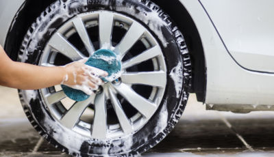 Gomme e cerchi auto: come farli tornare splendenti